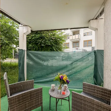 Apartmán Rob's Flat - Helle 3-zimmer-wohnung Mit Terrasse, Platz Fuer Bis Zu 5 Personen, Nur 2 Minuten Zur S-bahn *