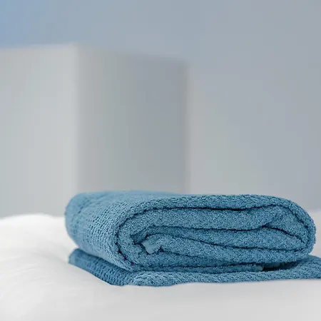 Rob's Flat - Moderne 3-zimmer-ferienwohnung Mit Terrasse, 6 Schlafplaetzen, 2 Min S-bahn, Bei Stuttgart *