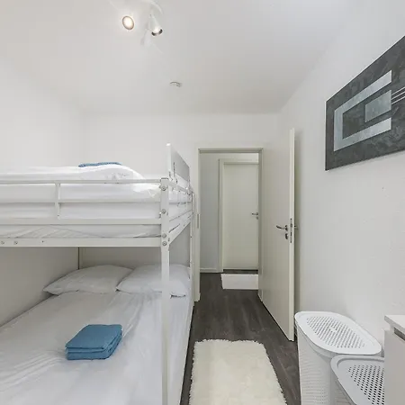 Rob's Flat - Helle 3-zimmer-wohnung Mit Terrasse, Platz Fuer Bis Zu 5 Personen, Nur 2 Minuten Zur S-bahn Apartmán