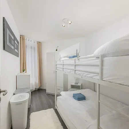 Rob's Flat - Moderne 3-zimmer-ferienwohnung Mit Terrasse, 6 Schlafplaetzen, 2 Min S-bahn, Bei Stuttgart