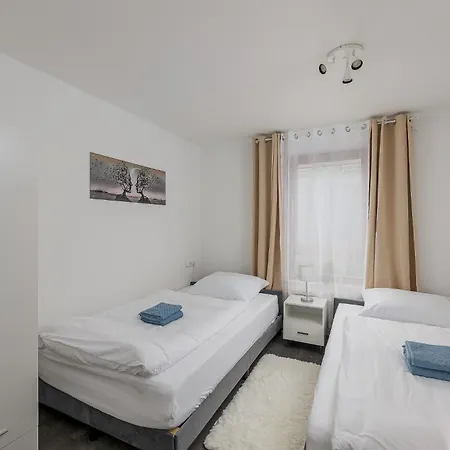アパート Rob's Flat - Moderne 3-zimmer-ferienwohnung Mit Terrasse, 6 Schlafplaetzen, 2 Min S-bahn, Bei Stuttgart ヴァイル・デア・シュタット