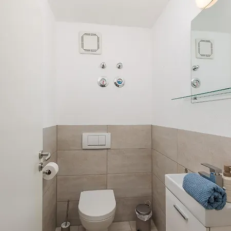 Rob's Flat - Helle 3-zimmer-wohnung Mit Terrasse, Platz Fuer Bis Zu 5 Personen, Nur 2 Minuten Zur S-bahn Apartmán