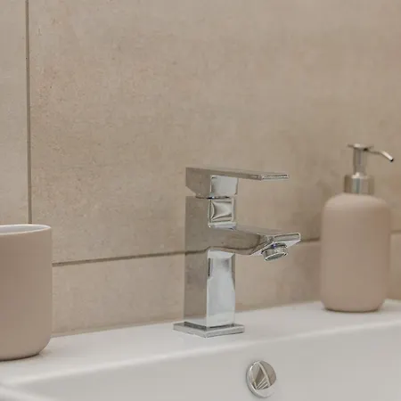 Rob's Flat - Moderne 3-zimmer-ferienwohnung Mit Terrasse, 6 Schlafplaetzen, 2 Min S-bahn, Bei Stuttgart アパート ヴァイル・デア・シュタット