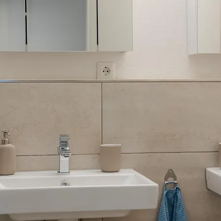 Rob's Flat - Moderne 3-zimmer-ferienwohnung Mit Terrasse, 6 Schlafplaetzen, 2 Min S-bahn, Bei Stuttgart *