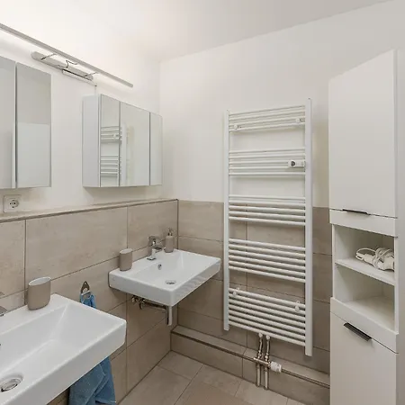 アパート Rob's Flat - Moderne 3-zimmer-ferienwohnung Mit Terrasse, 6 Schlafplaetzen, 2 Min S-bahn, Bei Stuttgart ヴァイル・デア・シュタット