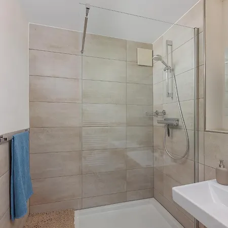 Rob's Flat - Moderne 3-zimmer-ferienwohnung Mit Terrasse, 6 Schlafplaetzen, 2 Min S-bahn, Bei Stuttgart * Weil der Stadt
