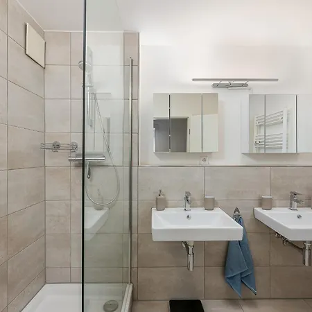 Rob's Flat - Moderne 3-zimmer-ferienwohnung Mit Terrasse, 6 Schlafplaetzen, 2 Min S-bahn, Bei Stuttgart Weil der Stadt