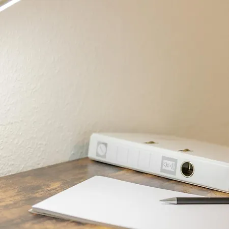 Rob's Flat - Moderne 3-zimmer-ferienwohnung Mit Terrasse, 6 Schlafplaetzen, 2 Min S-bahn, Bei Stuttgart アパート *