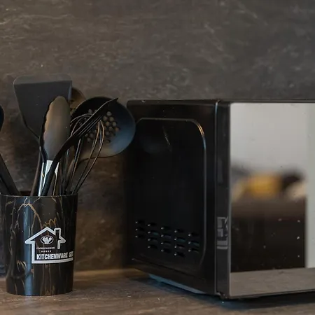 Rob's Flat - Moderne 3-zimmer-ferienwohnung Mit Terrasse, 6 Schlafplaetzen, 2 Min S-bahn, Bei Stuttgart *