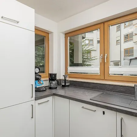 Rob's Flat - Moderne 3-zimmer-ferienwohnung Mit Terrasse, 6 Schlafplaetzen, 2 Min S-bahn, Bei Stuttgart *