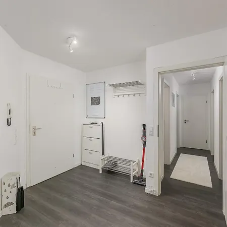 Rob's Flat - Moderne 3-zimmer-ferienwohnung Mit Terrasse, 6 Schlafplaetzen, 2 Min S-bahn, Bei Stuttgart * Weil der Stadt