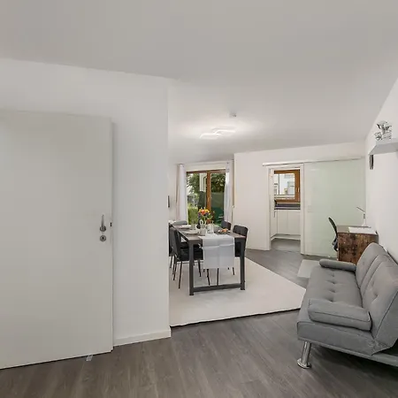 アパート Rob's Flat - Moderne 3-zimmer-ferienwohnung Mit Terrasse, 6 Schlafplaetzen, 2 Min S-bahn, Bei Stuttgart
