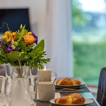 Rob's Flat - Moderne 3-zimmer-ferienwohnung Mit Terrasse, 6 Schlafplaetzen, 2 Min S-bahn, Bei Stuttgart アパート