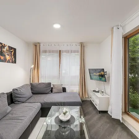 Rob's Flat - Moderne 3-zimmer-ferienwohnung Mit Terrasse, 6 Schlafplaetzen, 2 Min S-bahn, Bei Stuttgart * Weil der Stadt
